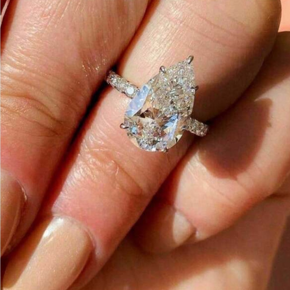 Elegant crystal Silver Teardrop Ring